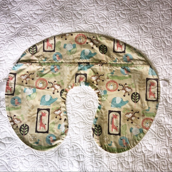 Boppy Nursing Pillow Cover -Zafari Animals - Picture 2 of 5